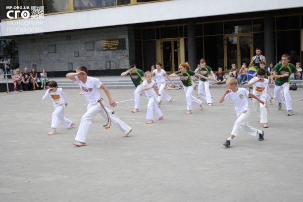 На День молоді в центрі Луцька билися, танцювали та змагалися. ФОТО